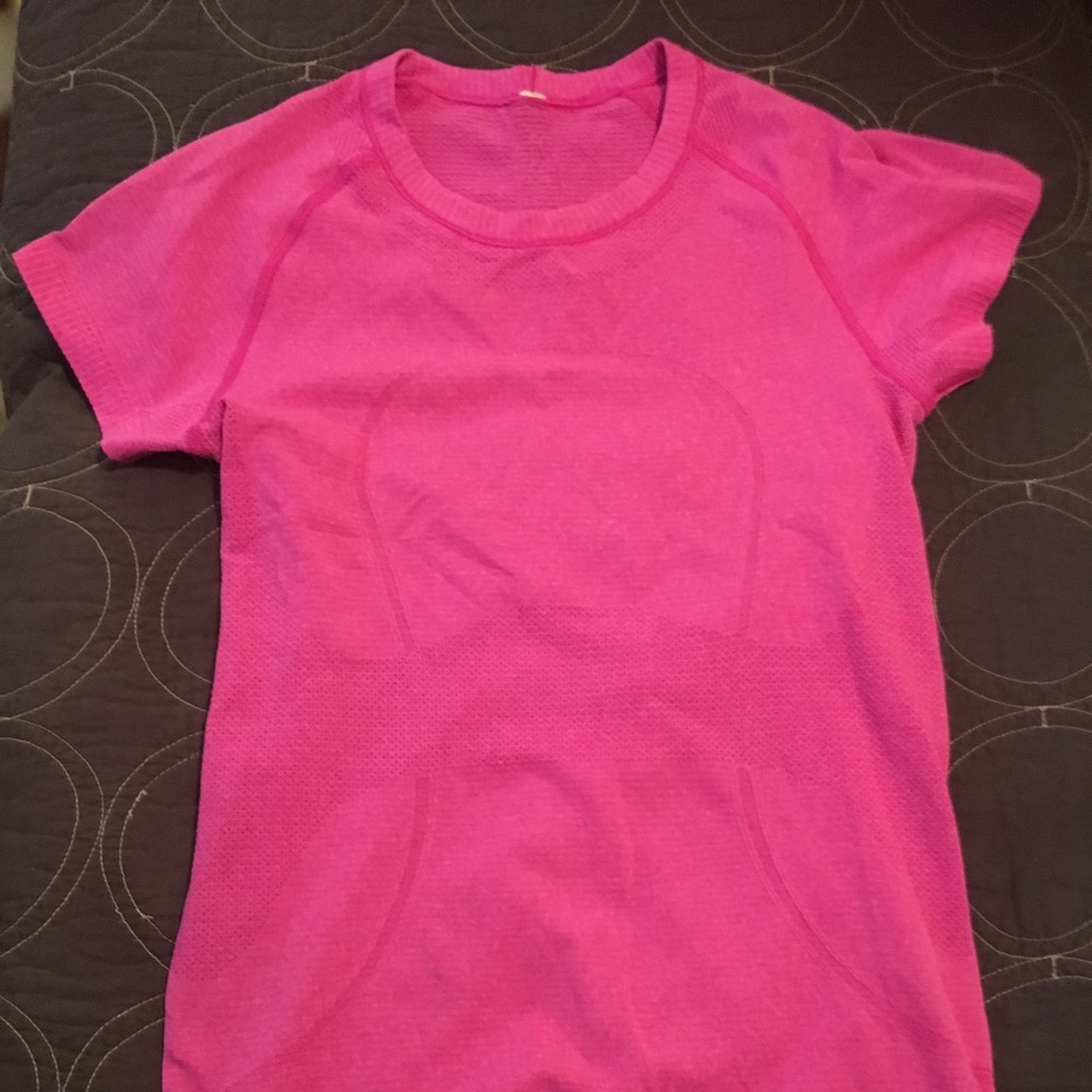 Lululemon size 6 tee